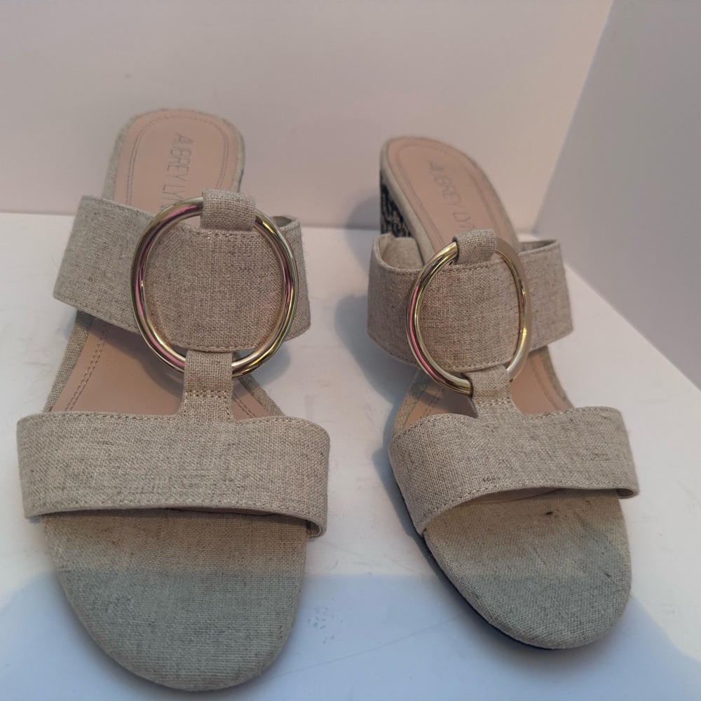 Size 10 Aubrey Lynn khaki and black 3’ wedge.